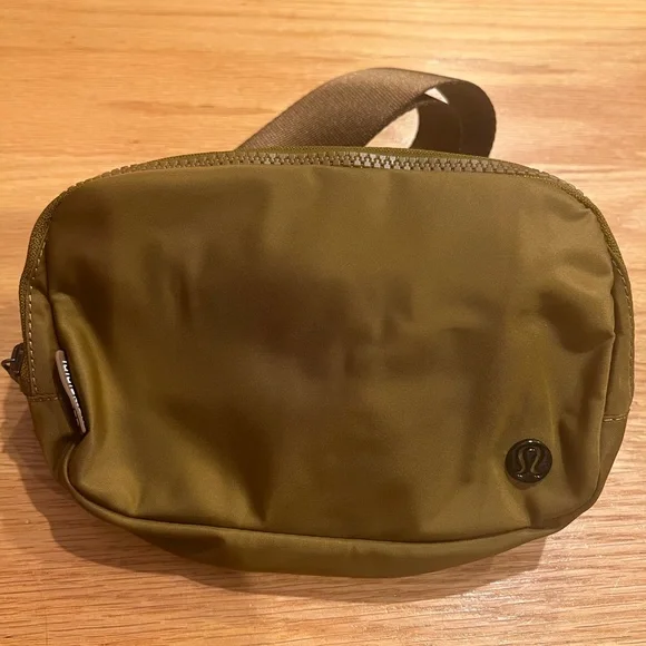 Lululemon Everywhere Belt Bag - Picture 2 of 5